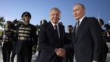  Uzbek President Shavkat Mirziyoyev and Russian President Vladimir Putin at Tashkent airport. 