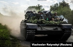 Украинские военнослужащие на марше у границы с Россией в Сумской области, 11 августа 2024 года