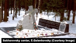 Первый, гранитный памятник расстрелянным полякам на Левашовском мемориальном кладбище