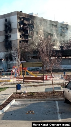 Дом на Межевой улице в Мариуполе, подвергшийся российскому обстрелу. Фото местных жителей, ставших беженцами