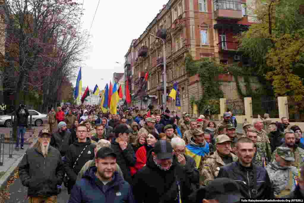 В Днепре маршем с участием участников боевых действий на Донбассе отметили День защитников и защитниц Украины. Мероприятие началось на Аллее героев возле облгосадминистрации, где днепряне почтили память героев, погибших за украинскую независимость