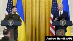 Президент Украины Владимир Зеленский (слева) и президент США Джо Байден на пресс-конференции в Белом доме. Вашингтон, 21 декабря 2022 года