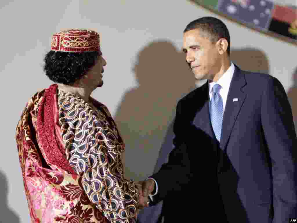 9 iyul, 2009. Qaddafi ABŞ prezidenti Barack Obama ilə g&ouml;r&uuml;şdə.&nbsp;