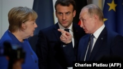 Almaniya kansleri Angela Merkel (solda) Fransa və Rusiya prezidentləri Emmanuel Makron və Vladimir Putin 2019-cu ildə