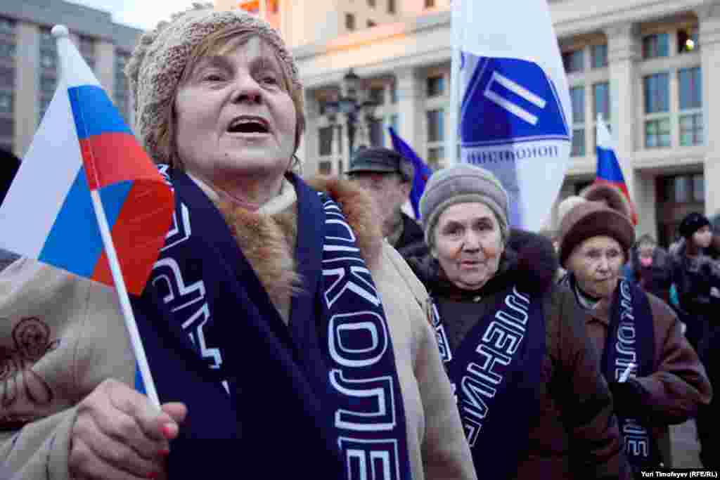 Сторонники Владимира Путина собрались на митинг в его поддержку на Манежной площади в Москве.