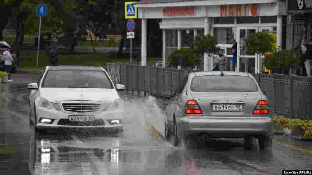 Потоки воды на дороге создают неудобства автомобилистам