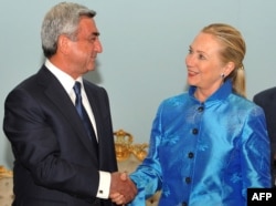 Dövlət Katibi Hillary Clinton Ermənistan prezidenti Serzh Sarkisianla görüşdə, Yerevan, 4 iyun, 2012-ci il.