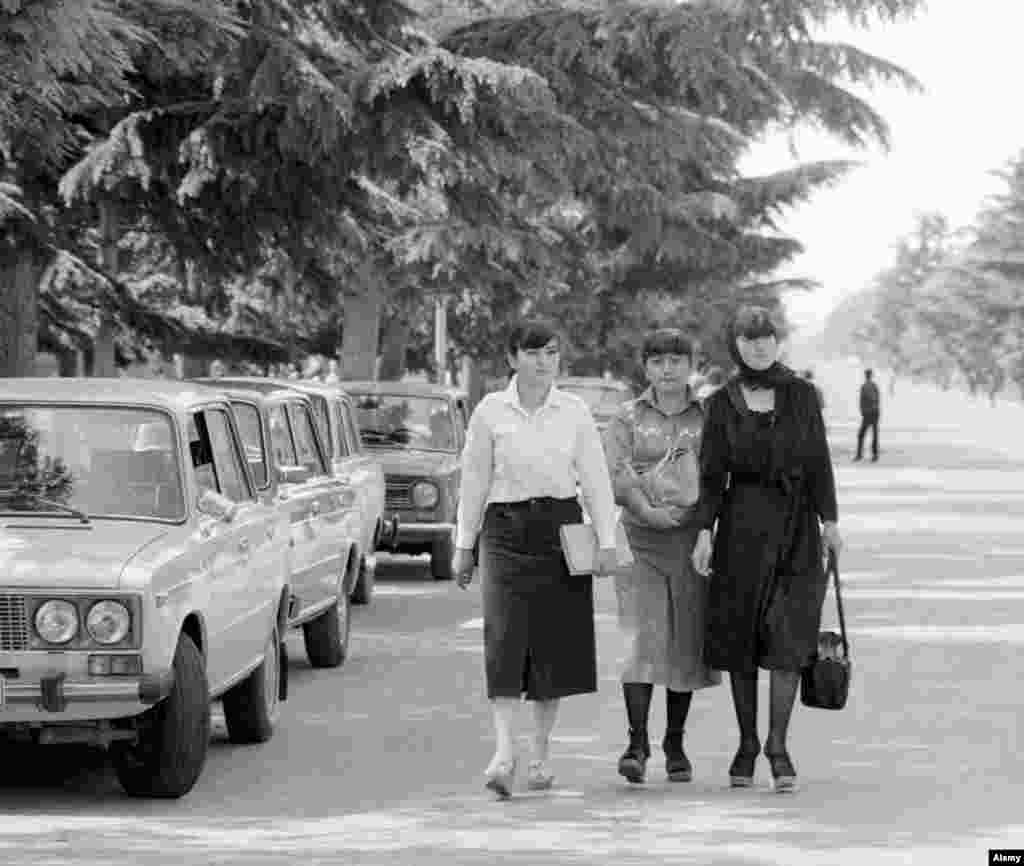 Молодые женщины на улицах Цхинвали, столице Южной Осетии, 1983 год. В коммунистическую эпоху Южная Осетия была автономной областью в составе Грузии &nbsp; 