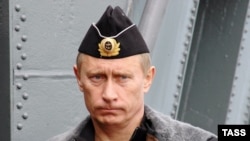 Vladimir Putin Şimal Donanmasının hərbi təlimlərini izləyir, 17 avqust 2005