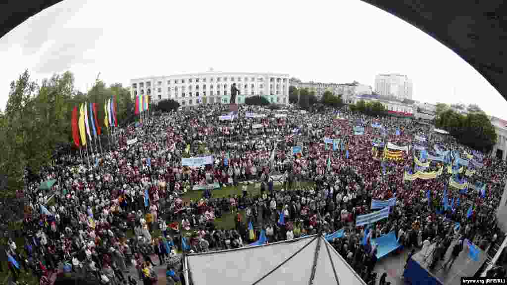 На ежегодном траурном митинге снова собрались тысячи людей