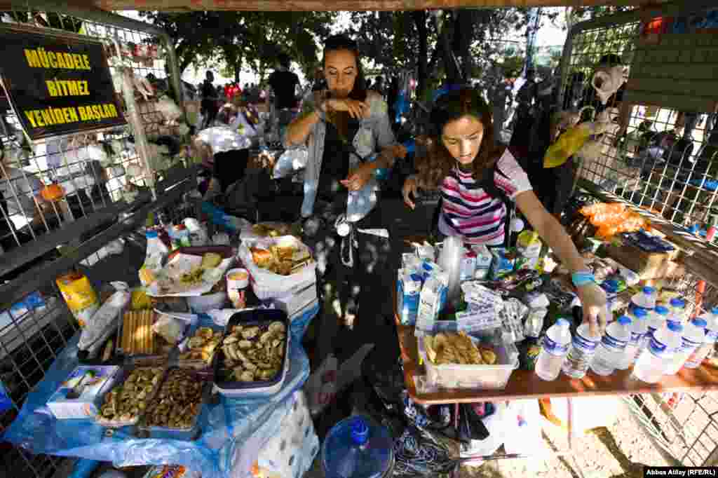 Gezi Parkında qurulmuş "Xalq Market"-lərdən biri. Kim istəyirsə bu marketlərə ərzaq gətirib qoyur və bu ərzaqlar başqa insanlara pulsuz paylanılır.