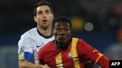 ABŞ-ın müdafiəçisi Carlos Bocanegra (ağ geyimdə)Qananın hücumçusu Asamoah Gyan ilə top uğrunda mübarizədə