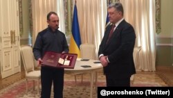 Петр Порошенко вручил награду Героя Украины убитого в Крыму Решата Аметова его брату Рефату Аметову. Киев, 2 марта 2018 года