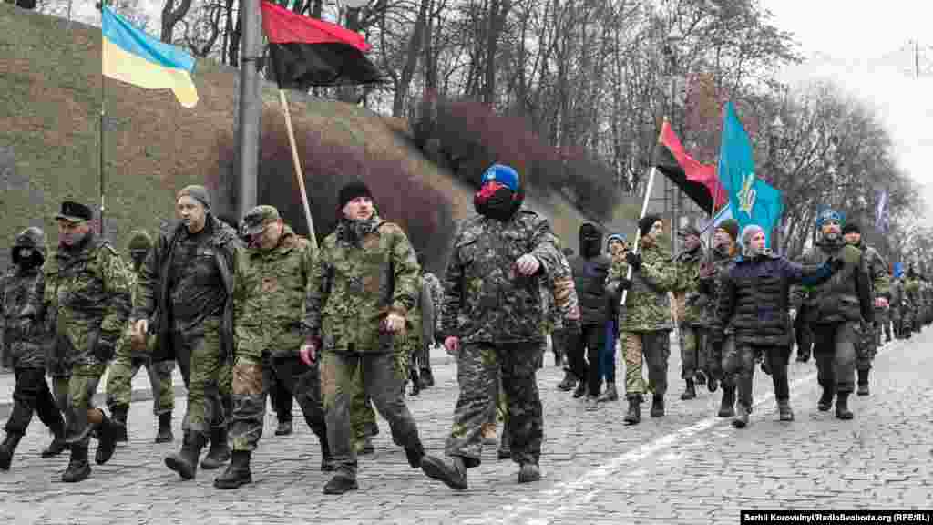 Националисты из добровольческого батальона &laquo;ОУН&raquo; после того, как разгромили офис Ахметова, банки &laquo;Сбербанк&raquo; и &laquo;Альфа-банк&raquo;, идут шествием к Майдану на вече