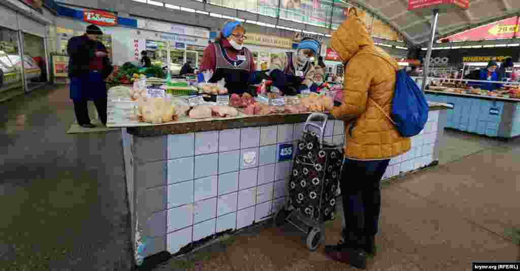 На Куйбышевском рынке в Симферополе, согласно распоряжению российского правительства Крыма, все продавцы&nbsp;&ndash; в масках