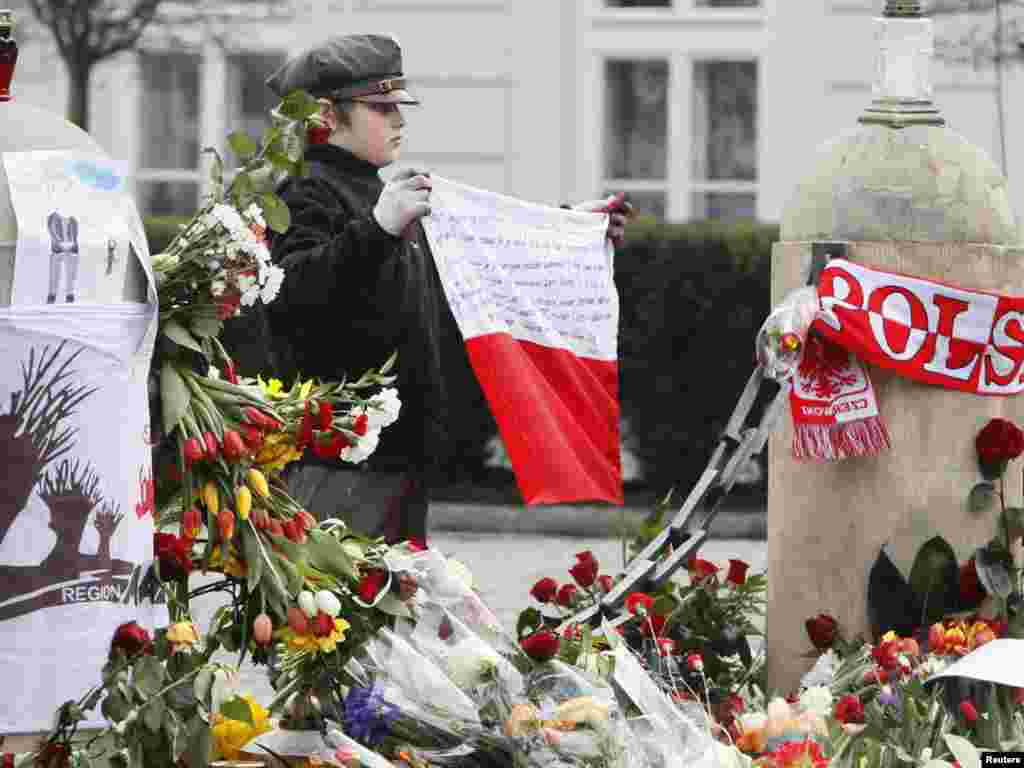 Люди собираются у президентского дворца в Варшаве почтить память погибшего в авиакатастрофе президента Польши Леха Качиньского, 11 апреля 2010