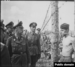 Heinrich Himmler əsirləri nəzərdən keçirir