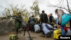 Мирные жители на блокпосту пророссийских боевиков, Станица Луганская, октябрь 2016 года