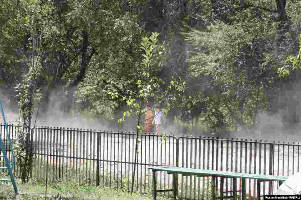 Более трех тысяч дворов в городе не оснащены детскими игровыми площадками. Поэтому многие дети вынуждены играть на тротуарах или прямо у подъезда.&nbsp; Алматы, 21 августа 2013 года.