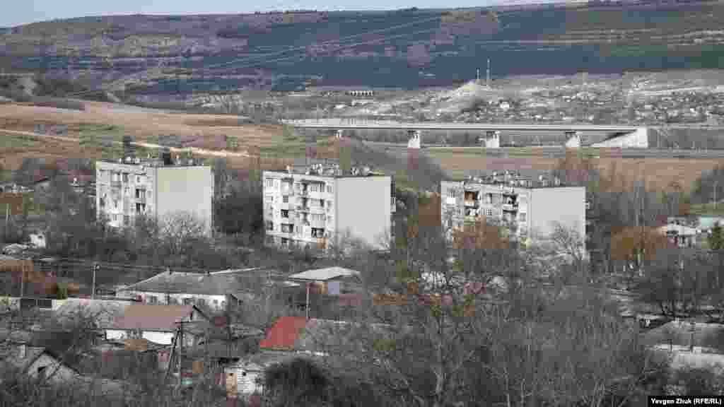 В советское время совхоз построил несколько пятиэтажек. Вдалеке за ними видна трасса &laquo;Таврида&raquo;