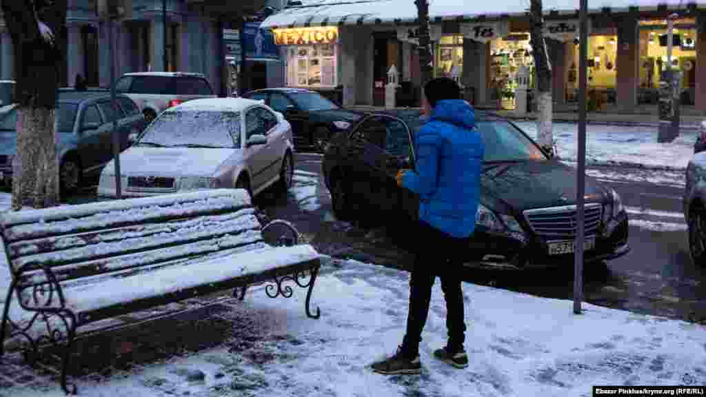 Обязательным развлечением в снежную погоду были и остаются игры в снежки