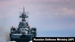 Корабль ВМФ России во время военно-морских учений в Черном море, 14 апреля 2021 года