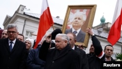 Jaroslaw Kaczynski facivəi şəkildə həlak olmuş Lech Kaczynskinin anım günündə.