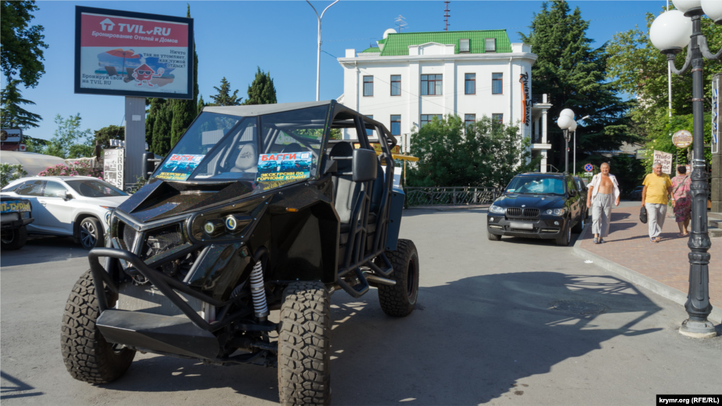 Желающих отправиться жарким утром в горы на прогулочном багги не видно