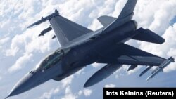 Истребитель F-16 ВВС США, участвующий в учениях Sabre Strike под руководством США, пролетает над Эстонией, 6 июня 2018 года