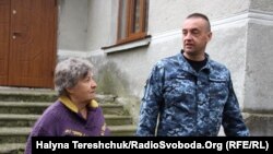 Андрей Опрыско с матерью во дворе родного дома