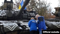 Украинские военные и наблюдатели ОБСЕ. Донбасс, октябрь 2015 года