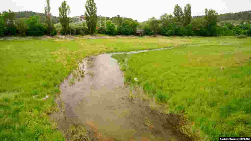 Сейчас дождевая вода продолжает стекать с близлежащих холмов