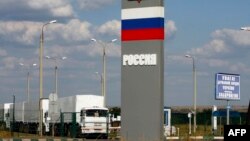 Автомобили с российской гуманитарной помощью на границе Украины