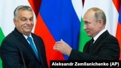 Vladimir Putin (sağda) və Viktor Orban, arxiv fotosu