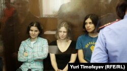 Участницы панк-группы Pussy Riot в день вынесения приговора