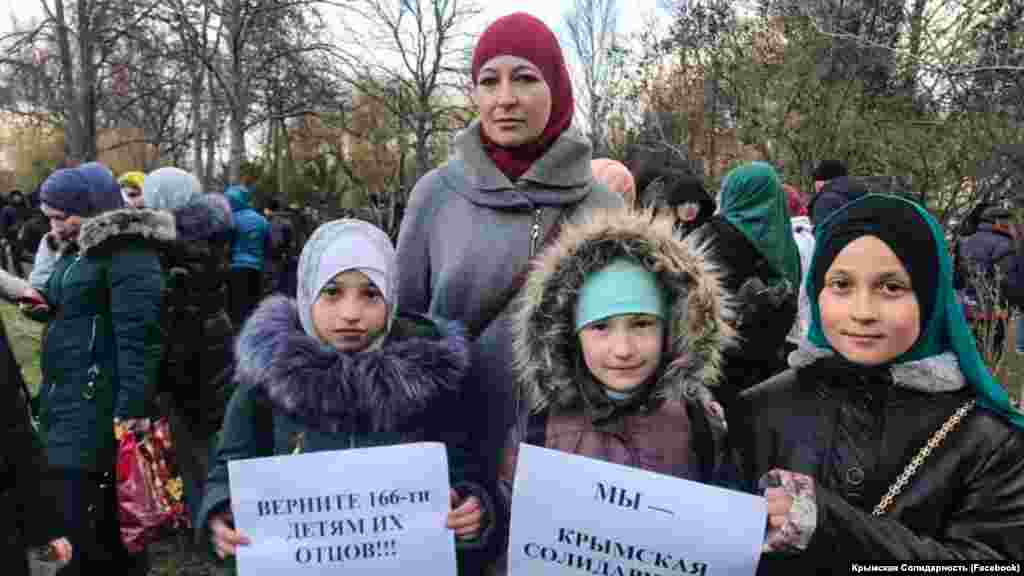 На следующий день возле здания подконтрольного России Киевского райсуда&nbsp;в Симферополе собрались люди, которые пришли поддержать задержанных ранее крымскотатарских активистов