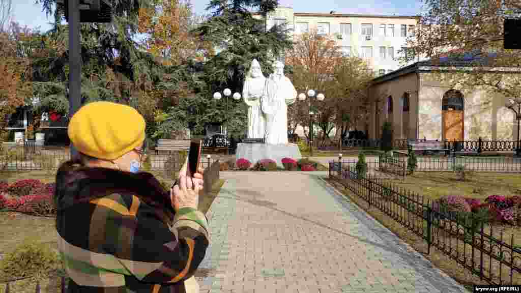 Памятник братьям Айвазовским &ndash; Ивану и Габриэлю