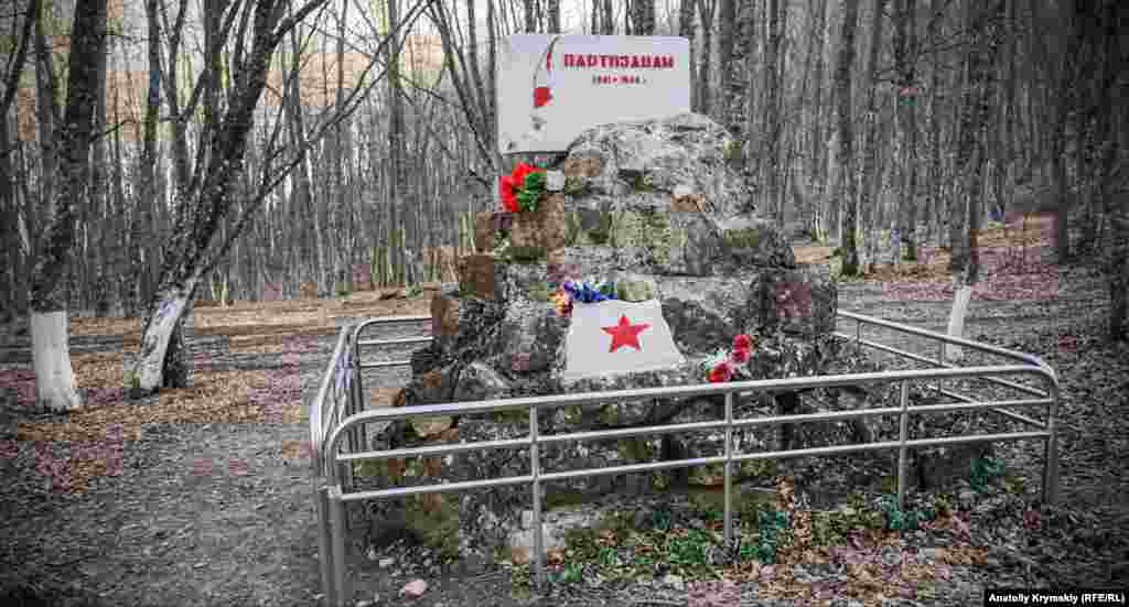 Памятник крымским партизанам Второй мировой войны в районе перевала Шайтан-Мердвен (Чертовая лестница)