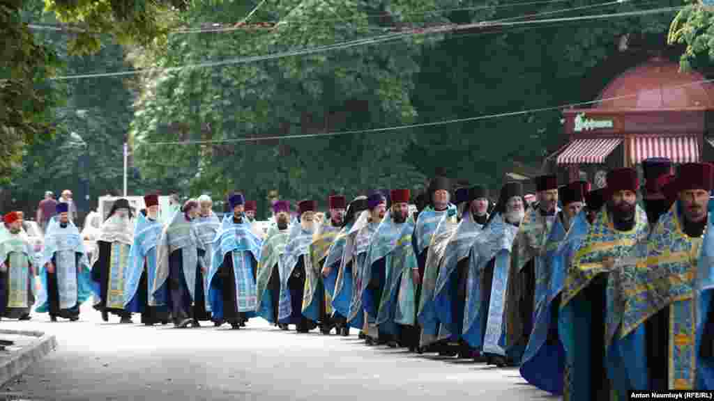 Участники Крестного хода собрались возле Свято-Троицкого женского монастыря и направились к Александро-Невскому кафедральному собору