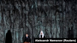 Владимир Путин (слева) и патриарх Кирилл на открытии «Стены Скорби» в Москве, 30 октября 2017 года