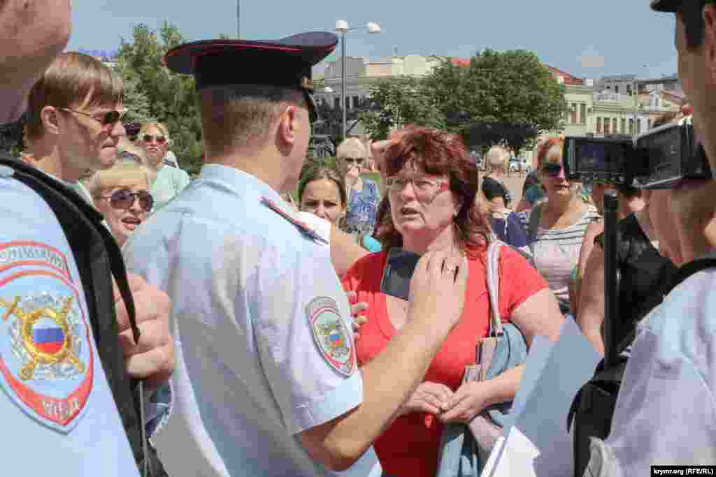 Около 50 человек пришли к зданию Совмина с требованием &laquo;вернуть товар&raquo;, который остался на торговых точках,&nbsp;​6 июля 2015 года