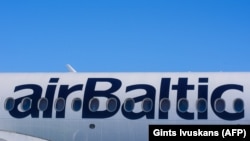 Логотип на самолете AirBaltic в международном аэропорту «Рига»