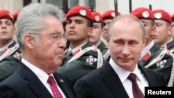 Putin Avstriyada səfərdədir. Solda- Avstriyanın prezidenti Heinz Fischer