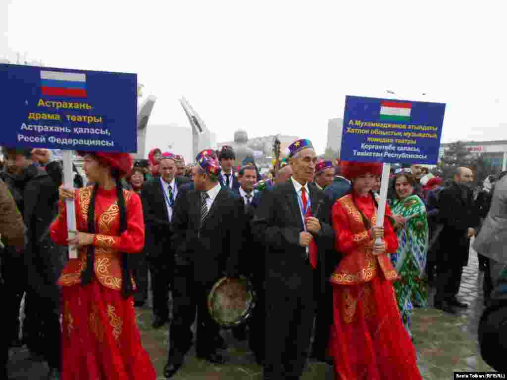 Фестивальге Өзбекстан, Қазақстан, Қырғызстан және&nbsp;Тәжікстанмен бірге Ресейдің Астрахань қаласы мен Башқұртстаннан театр ұжымдары&nbsp;қатысты. Ақтау, 25 қазан 2014 жыл. 