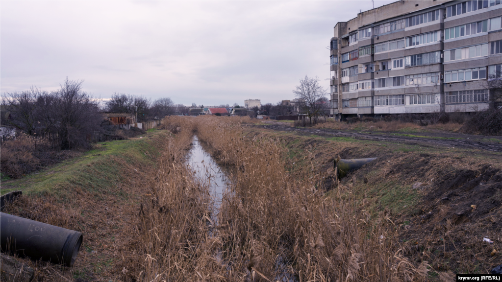 Водоливневки по берегам заросшей тростником реки Степной. Ее длина около 12 километров, на северной окраине города впадает в реку Мирновка